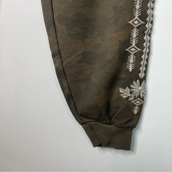 New Driftwood Stevie Floral Embroidered Joggers Pants Size X-Small Camouflage - Picture 4 of 8
